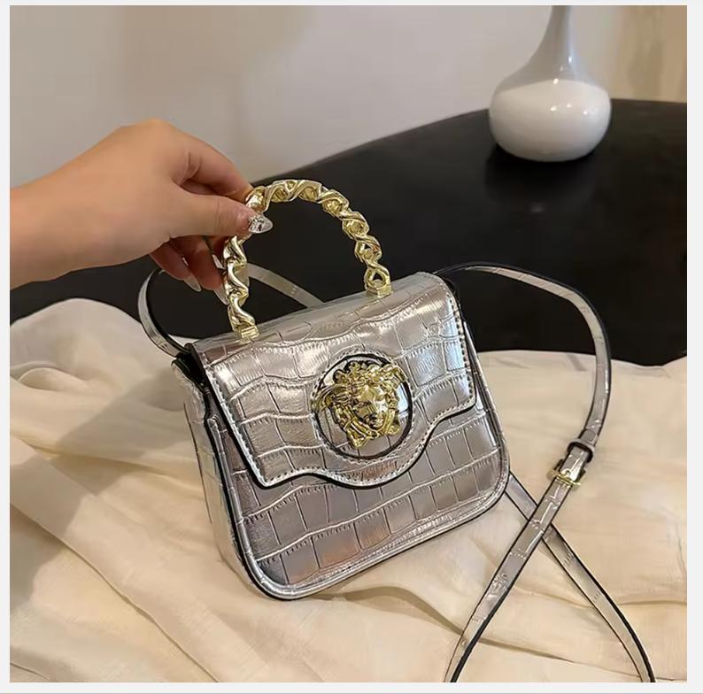 

Мини-сумка кроссбоди с текстурой крокодила, золотистый логотип Медузы, клапан из ПУ, магнитная застежка, ручка-цепочка + регулируемый ремешок для повседневного использования