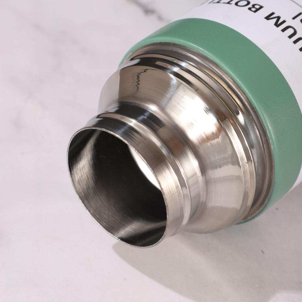 Becher aus Edelstahl 304. Hochwertiges Geschenkset. Eine tragbare 700-ml-Business-Teetasse mit drei Deckeln.