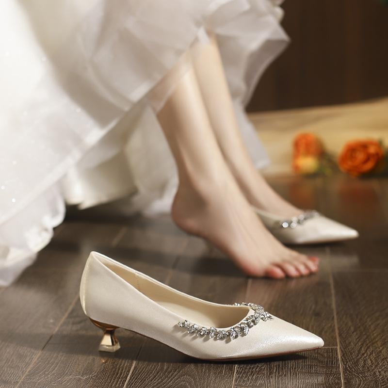 Chaussures à bout pointu à bout peu profond strassées talons hauts stilettos pour femmes chaussures de mariée ne sont pas fatiguantes