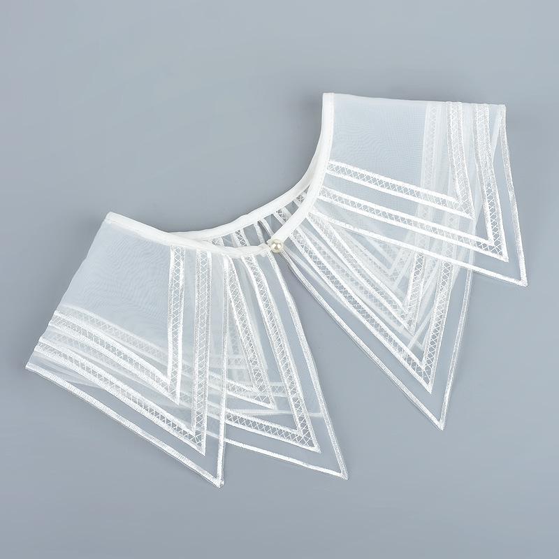 White Retro Hanfu Cloud Shoulder Shawl with Lace Trim & Embroidery for Women