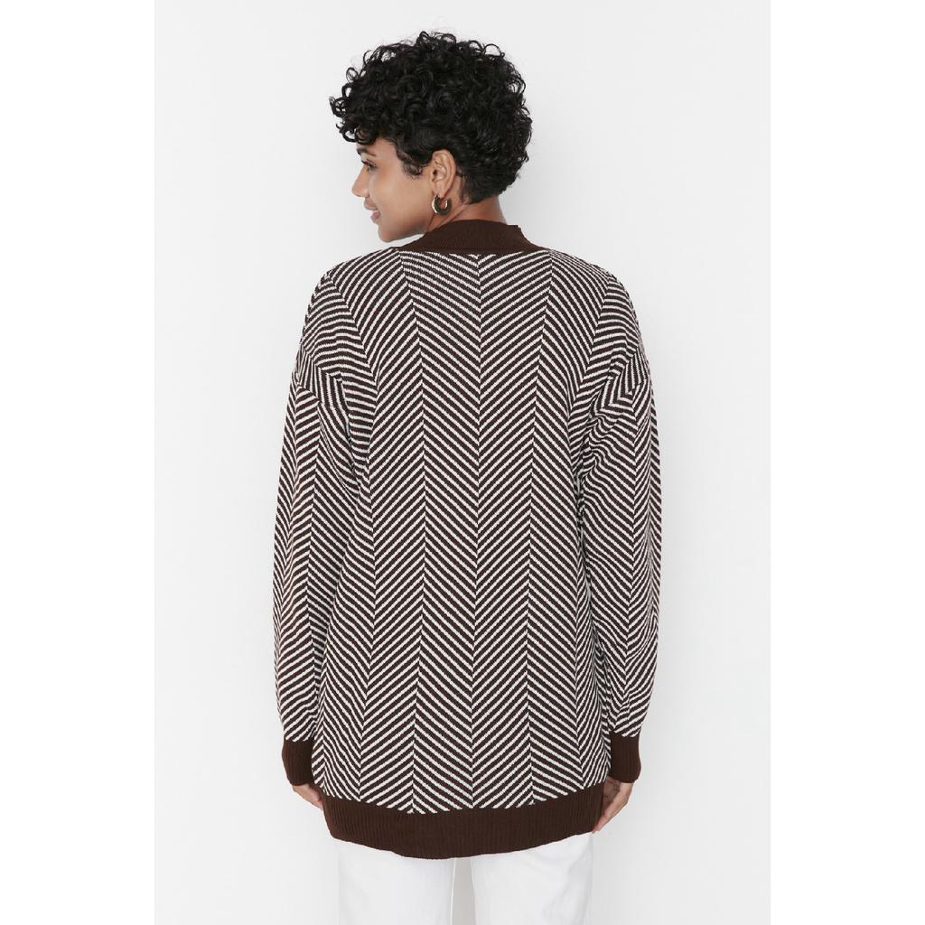 Braun gestreifter Strickpullover mit hohem Kragen Tctaw23kz00026