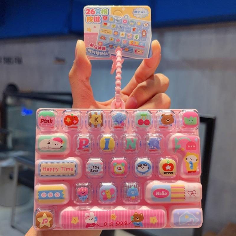 Fidget Tastatur Schlüsselanhänger Kleeblatt 26 Tasten Druckknöpfe Lanyard Einzigartige Stressbewältigung Neujahrsgeschenk für Teenager Kinder