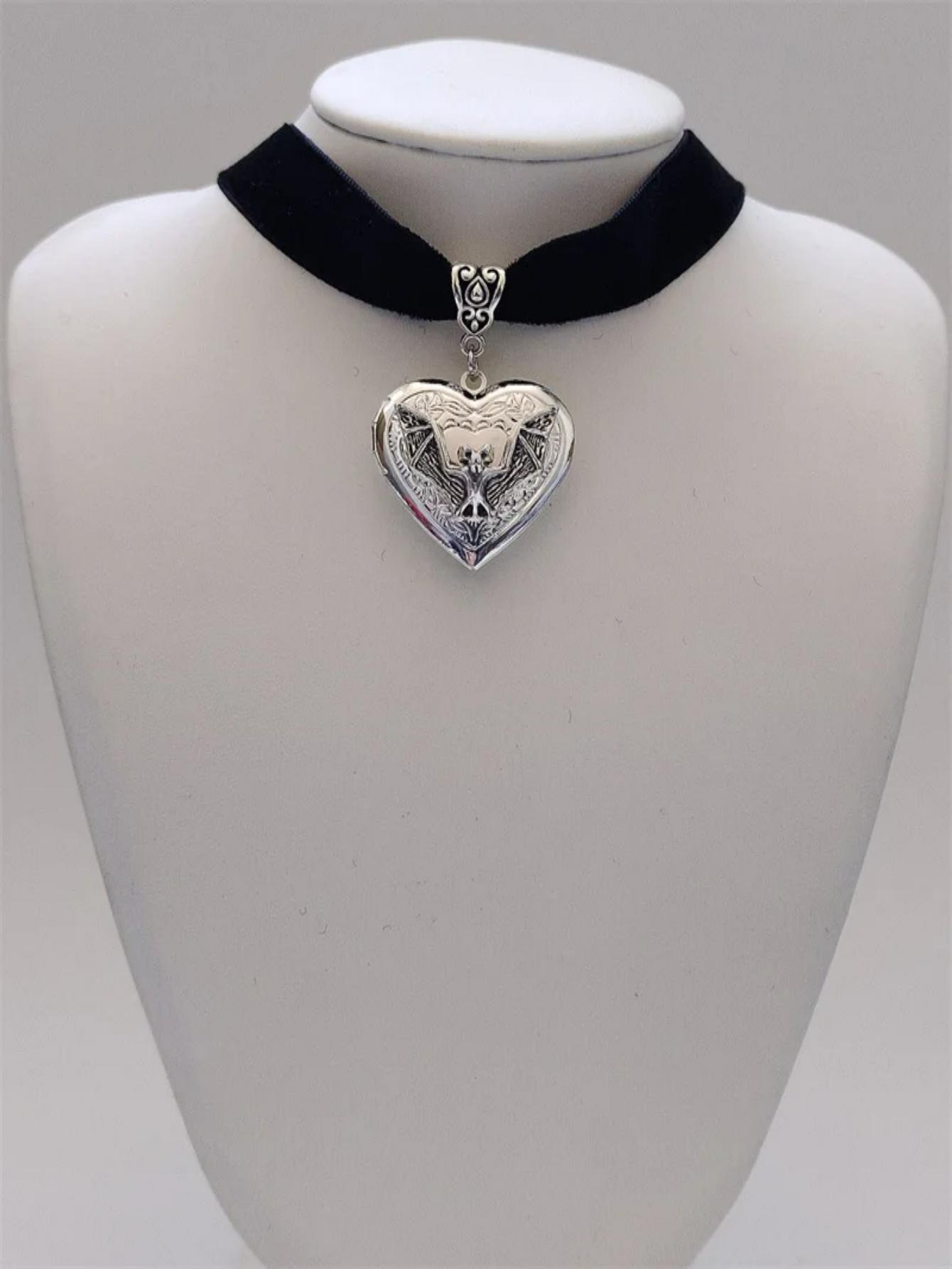 

Hip-hop Retro Silver Color Stainless Steel Bat Relief Stereo Heart Pendant Necklace for Women Men Fashion Rock Jewellery Gifts