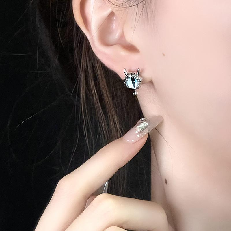 Cat Pupil Cold Wind Small Stud Earrings Niche Design Personalized French High-End Earrings Sweet And Cool Cat Eye Earrings Women