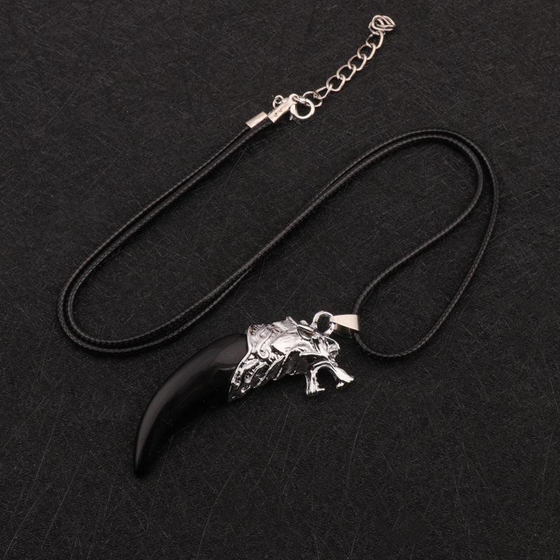 Collier Dent de Loup pour Homme: Pendentif Dominateur Dent de Chien Noir sur Chaîne Rétro en Acier Titane - Accessoire Tendance pour 2025.