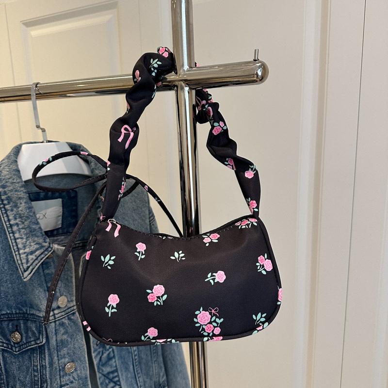 

Красивая и свежая, популярная летом, легкий дизайн, нишевая портативная плиссированная сумка, цветочная сумка через плечо подмышку для женщин чёрный