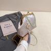 New Chinese Style Women's Embroidered Shell Handbag with Chain Strap Single Shoulder Bag Metal Clip Crossbody Bag Beaded Handbag