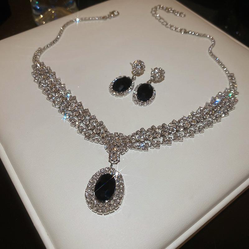 Silver Needle Cubic Zirconia Teardrop Pendant Necklace & Earrings Set - French Court Style, Light Luxury Jewelry for Versatile Elegance