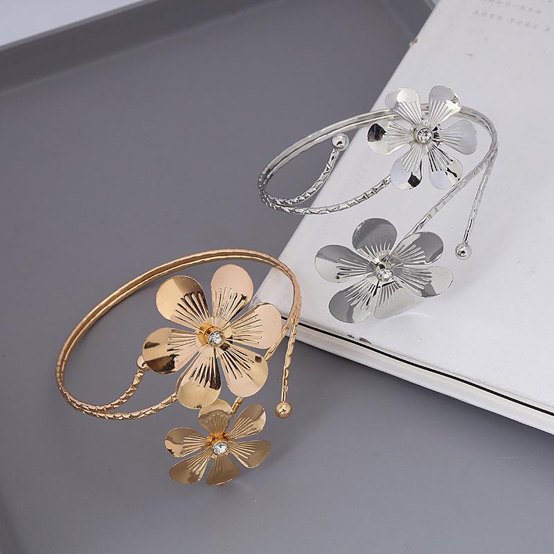 Schmetterling & Blume Metall Offener Armreif mit Eingesetzten Diamanten