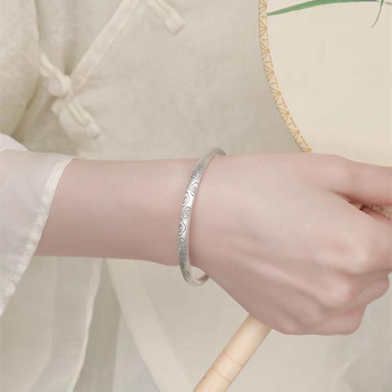 New Xiangyun retro push-pull simple fashion female youthful temperament solid matte bracelet for girlfriend and mother gift