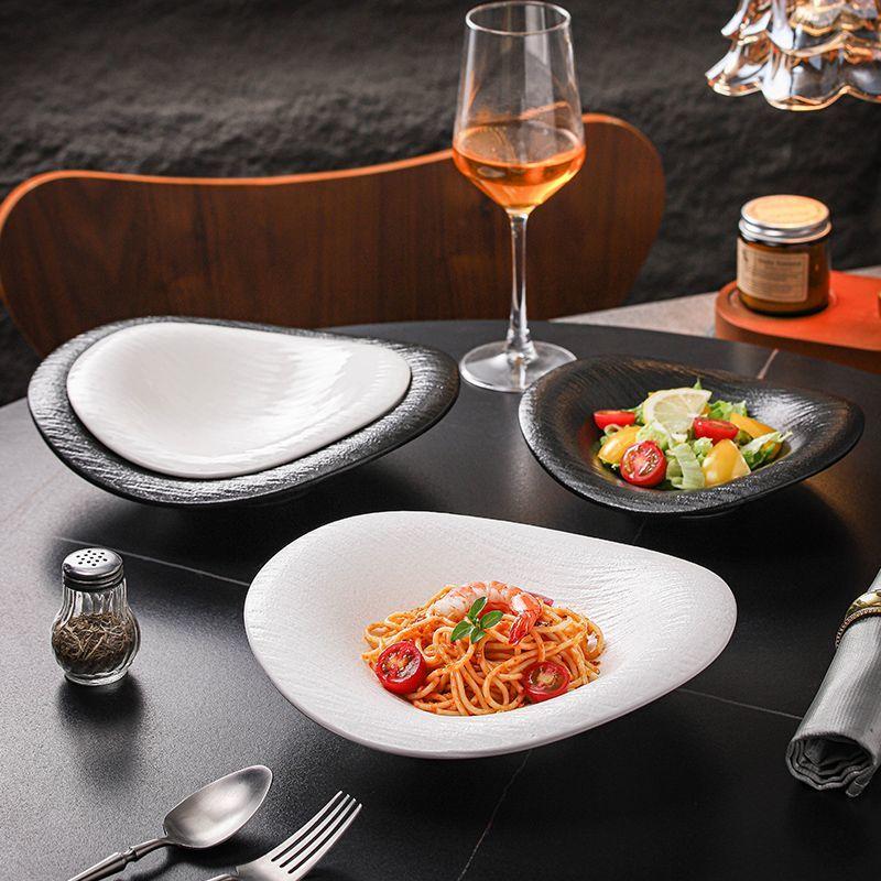 Moderne Keramik-Dessert- und Salatschalen Einzigartig geformtes Geschirr Hotel Restaurant Tischgeschirr Unregelmäßige Schwarz-Weiß-Speiseteller