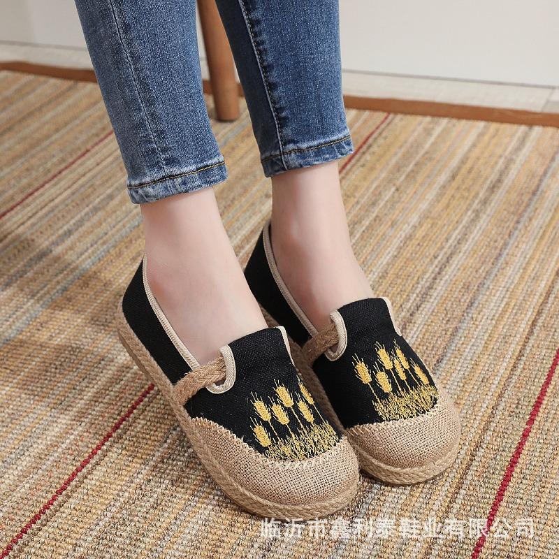 Spring and Autumn middle-aged mother shoes non-slip and lightweight old Beijing cloth shoes linen one-pedal flat-soled embroidered single shoes