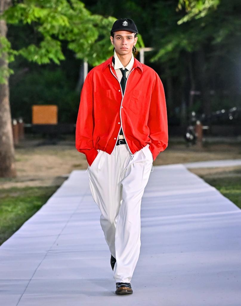 ORDINARY PEOPLE Re: Contrast Velvet-Collar Shirt [Red]