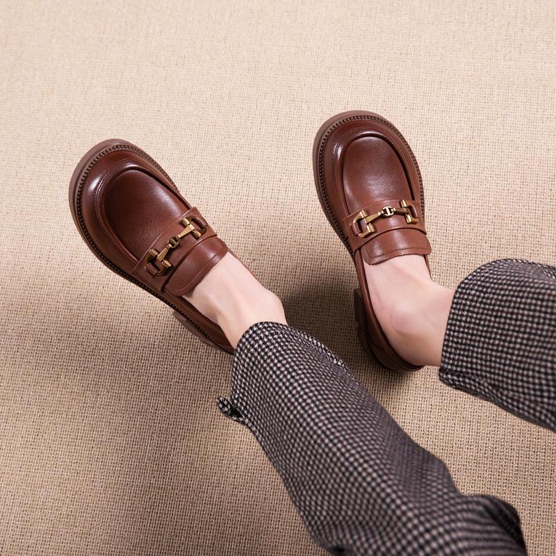 The first layer of cowhide loafers women's 2025 spring new one-pedal leather soft-soled casual commuting small leather shoes women's shoes