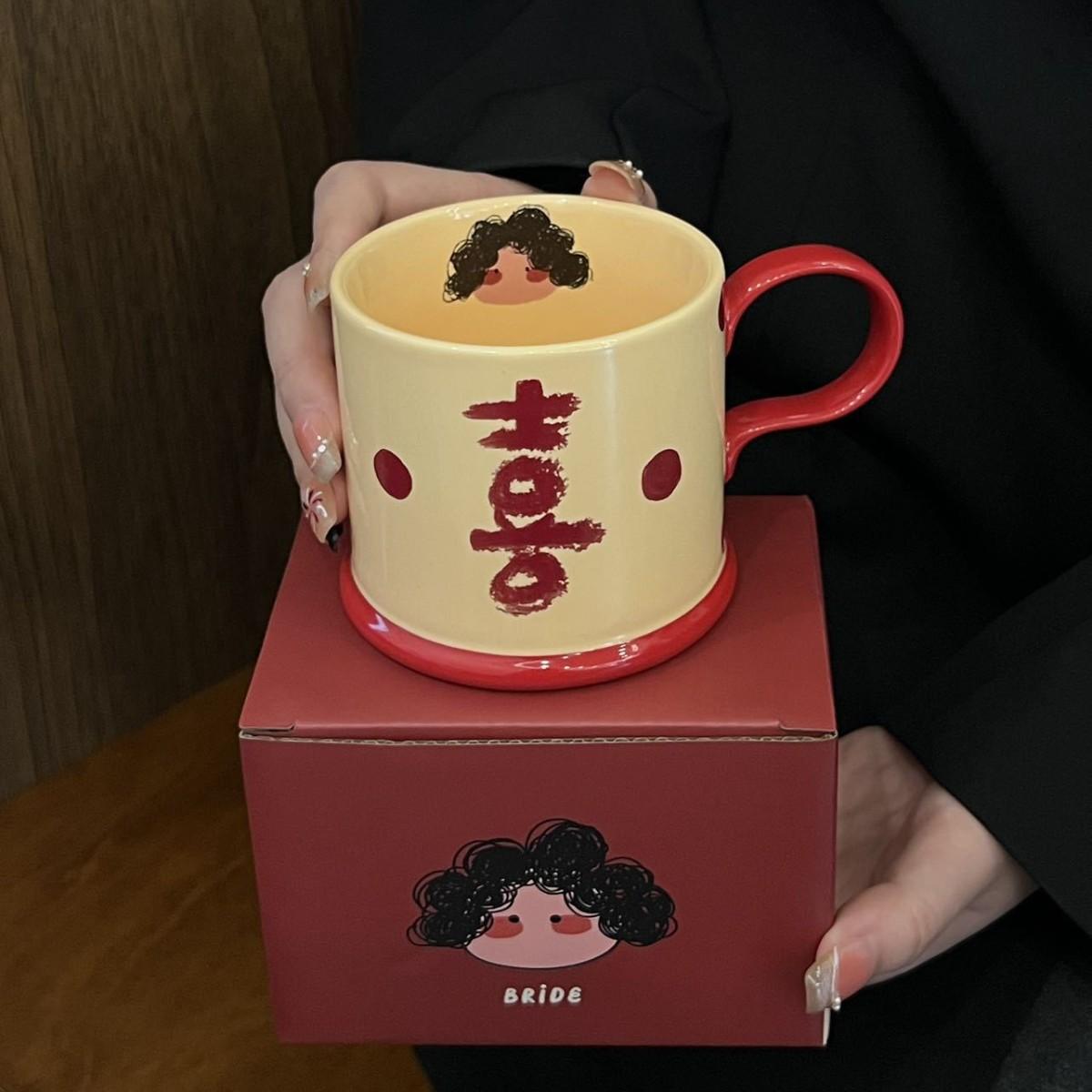 

Wedding red happy character coffee cup with hand gift opening gift ceramic high value couple coffee cup 280ml
