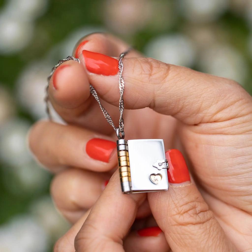 Collar de Libro Grabado con Citas Favoritas Personalizadas para Vivir Regalos para Ti y Tu Amor