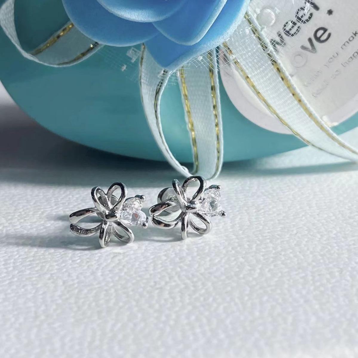 

Explosive love zircon bow stud earrings niche design titanium steel flat bottom screw earbone stud Dai bai
