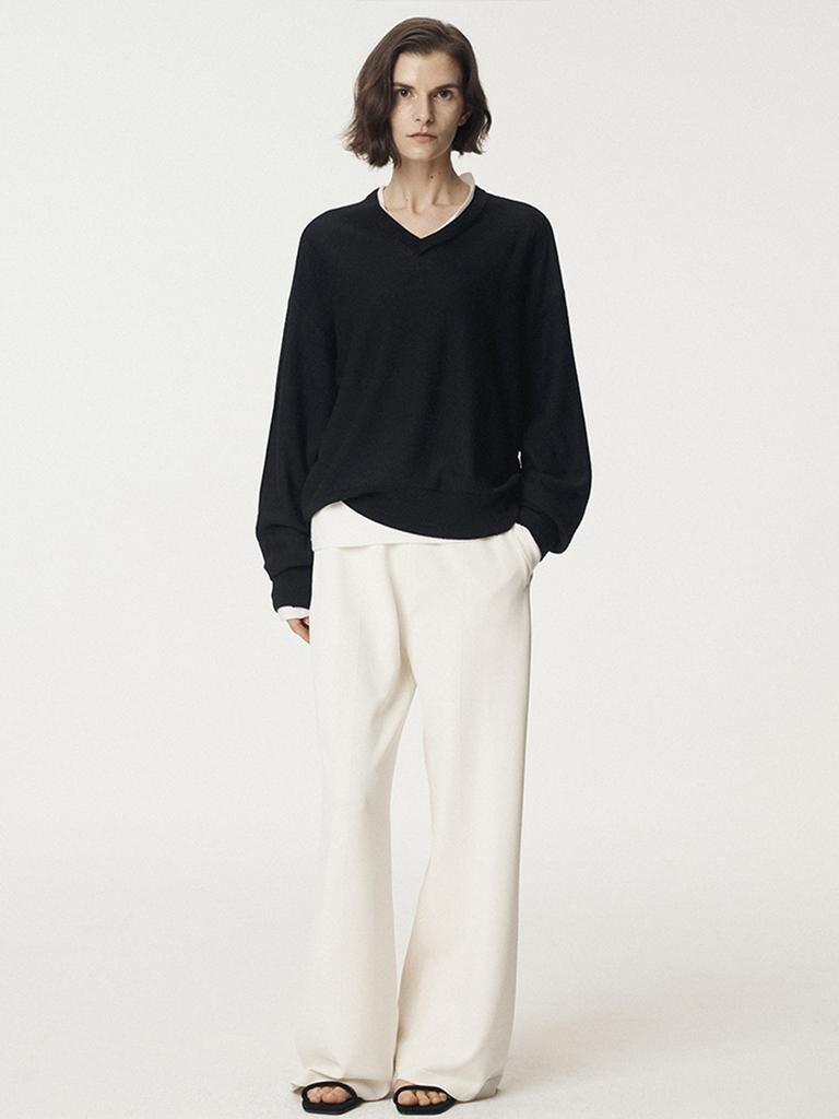 UMARMUNG Extra Fine Merino Wool V Neck Pullover_Black