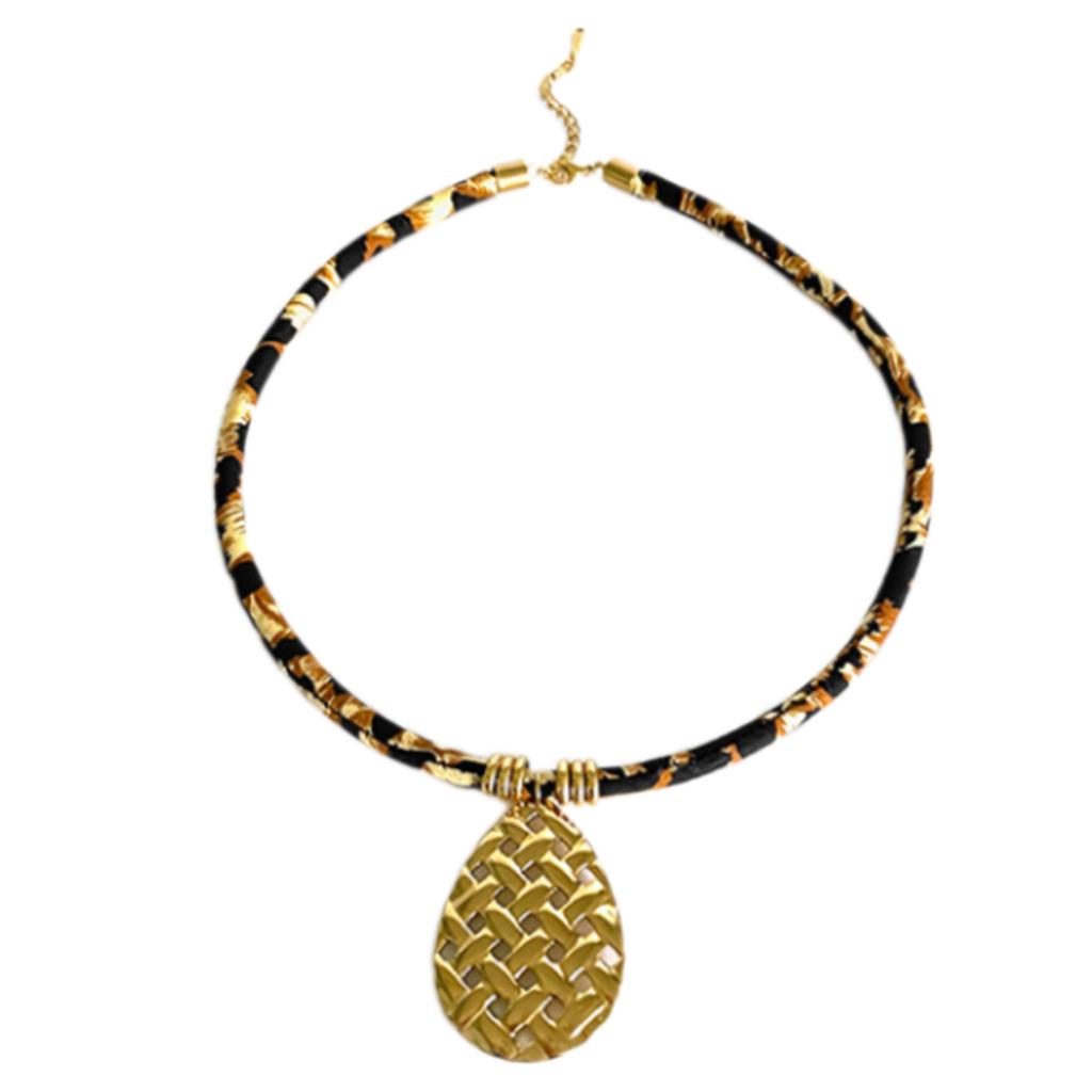 Unikalnie zaprojektowany łańcuszek ze stali nierdzewnej z nadrukiem w panterkę i zawieszką w odcieniu złota dla osób podążających za modą