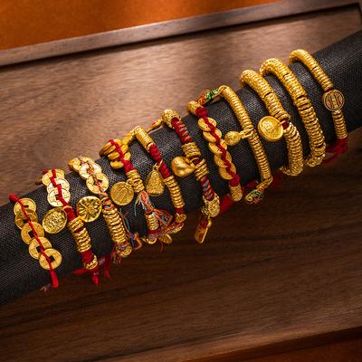Bracciale Antico Oro Sabbia, Marchio Fu Multi-Elemento, Motivo Martello Intrecciato, Bracciale Avanzato, Gioielli con Corda Rossa da Uomo e Donna.