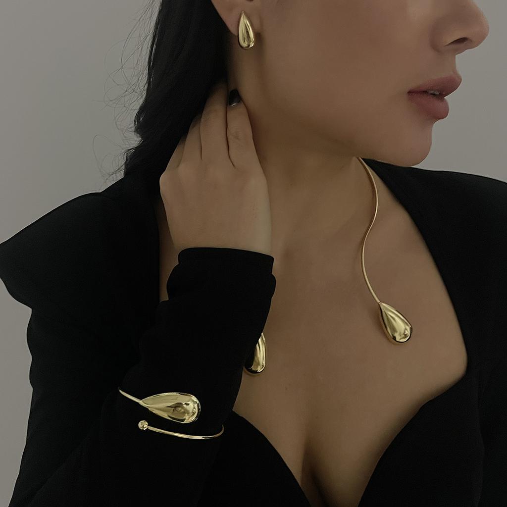 Simple teardrop-shaped necklace, bracelet, and earring set