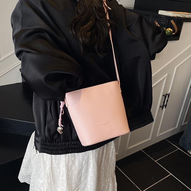 Fashion niche simple small bag women's new versatile shoulder messenger bag casual bucket bag
