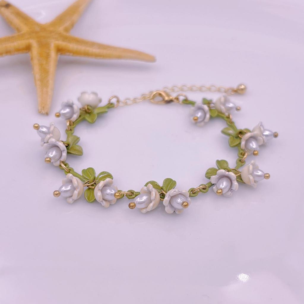 Women's Fashion Pearl and Retro Rose Lily Flower Bracelet - Elegant Jewelry Accessory