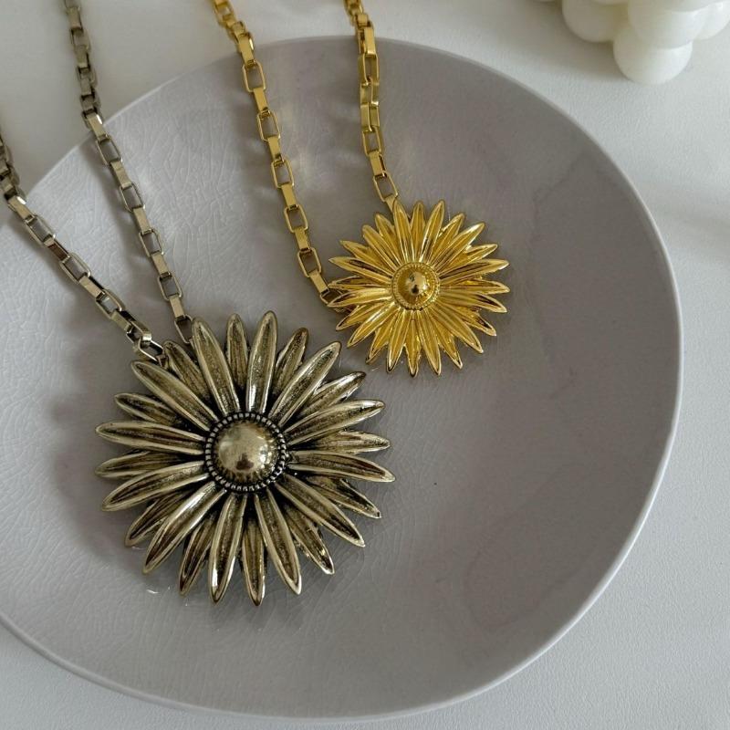 European and American Style Light Luxury Distressed Vintage Sunflower Waist Chain - Niche Design, High-end Daisy Accent