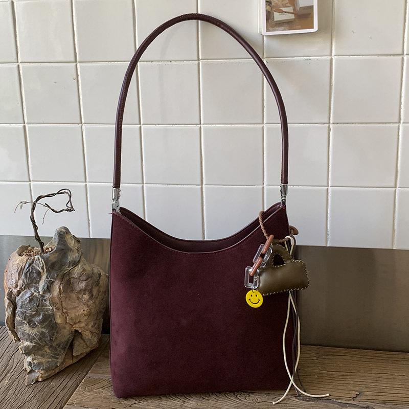 Retro, Fashionable and Casual Tote Bag, A Stylish and Trendy Large-capacity Commuter Single-shoulder Bag for Autumn