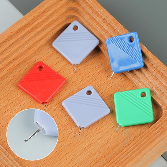 10 szt. nawlekaczy do igieł do szycia ręcznego Kwadratowy pomocnik do nawlekania igieł Łatwe narzędzie do nawlekania Pasuje do większości rozmiarów igieł Dla miłośników szycia