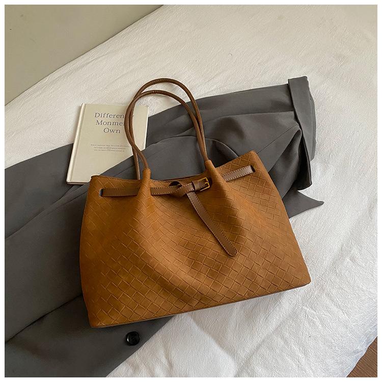 

Large-capacity Bag, Tote Bag Single-shoulder Bag Fashionable Commuting Underarm Bag without pendant коричневий