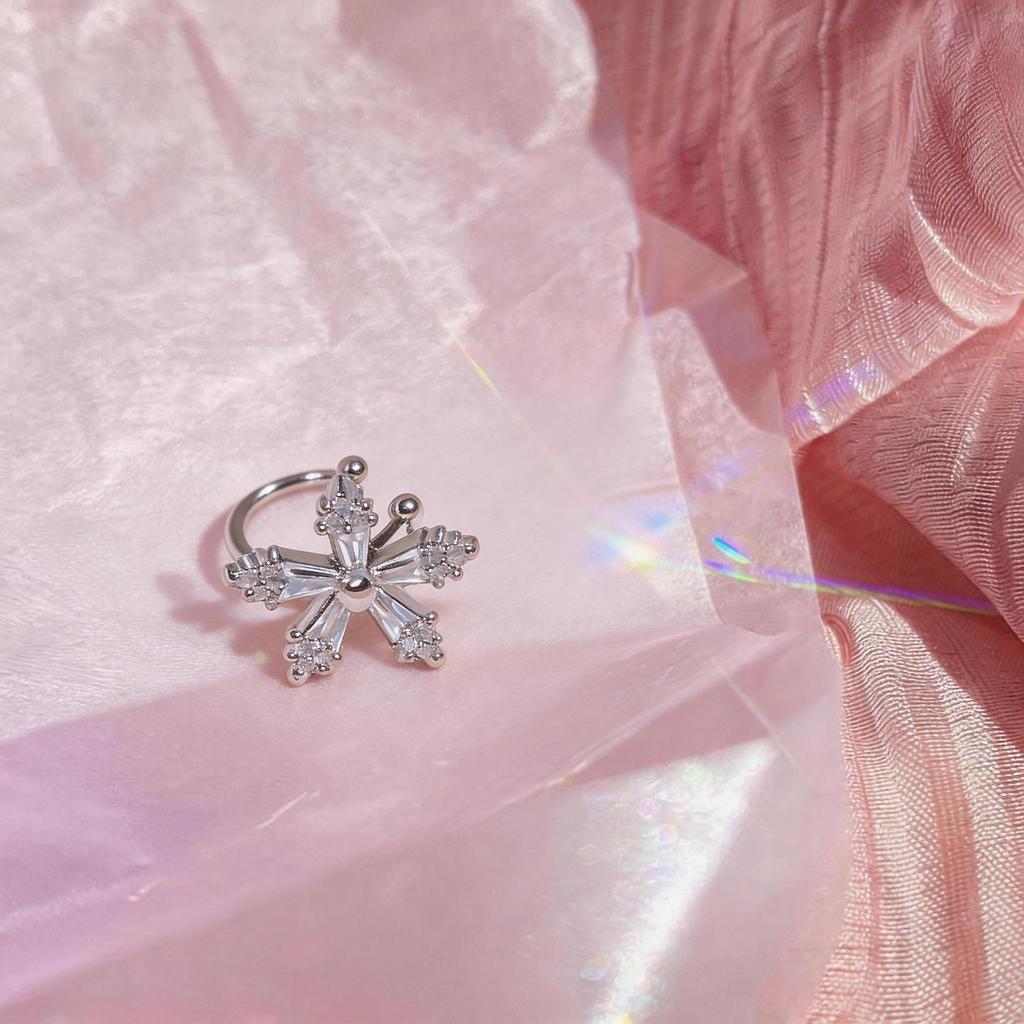 Exquisite Zirconia Bow Ear Cuff: Non-Piercing, Luxurious & Versatile Earrings for Women.