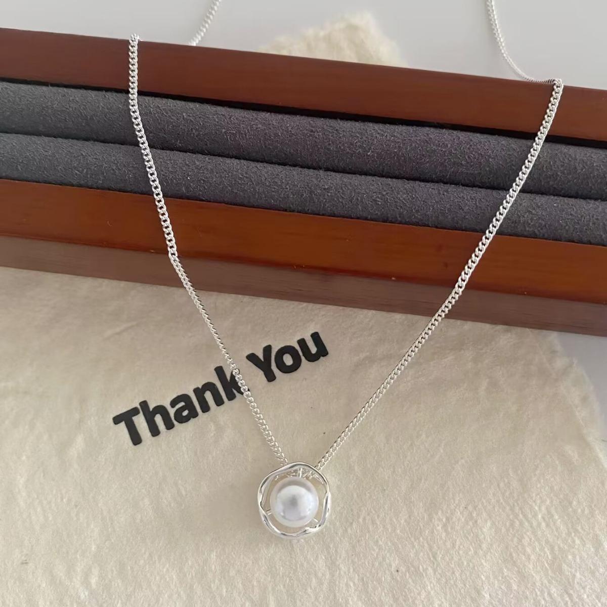 Elegant French Design Pearl Pendant Necklace: Simple, Stylish, Versatile, and Luxurious Collarbone Chain