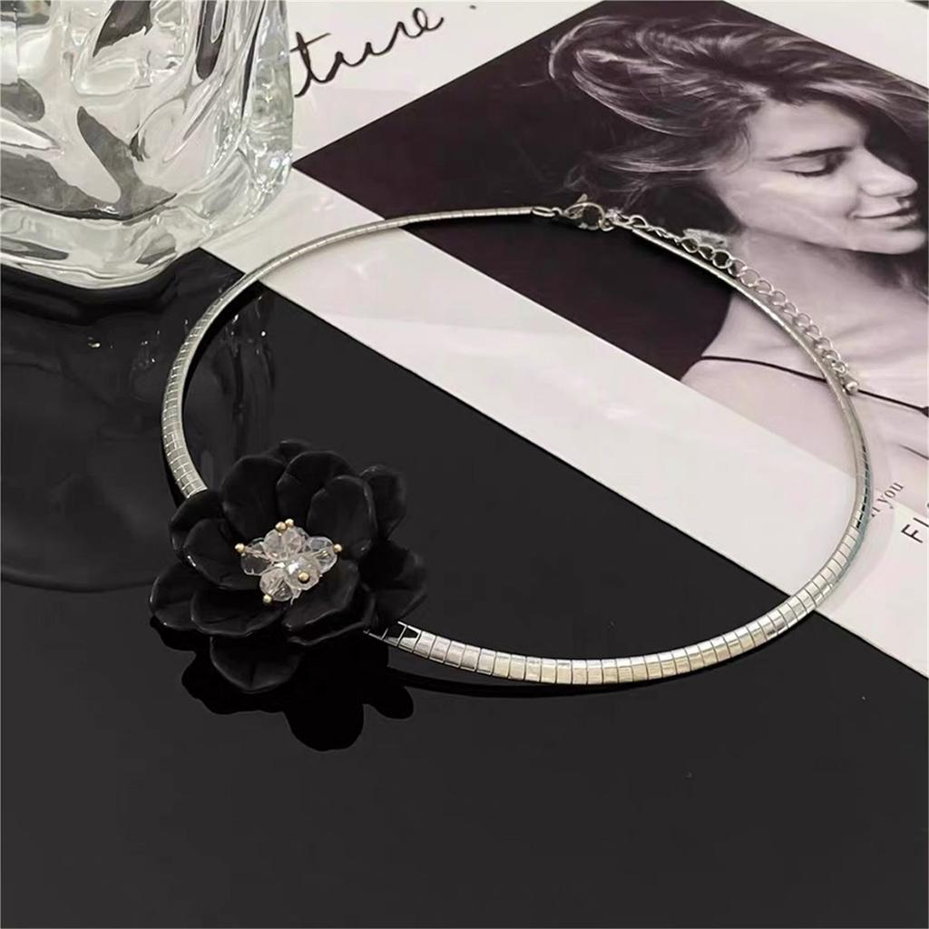 Tooxika Lüks Küçük Üç Boyutlu Siyah Çiçek Yaka Moda Yüzle Uyumlu Choker Köprücük Kemiği Kolyesi