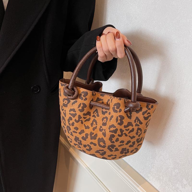 Retro Casual Pleated Hand Bucket Bag Autumn and Winter New Fashion Shoulder Bag PU Versatile Messenger Mother and Child Bag