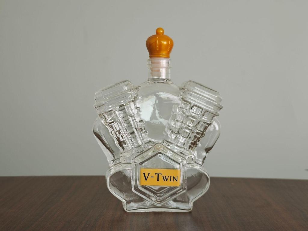 V-Twin Engine Whiskey Decanter High Borosilicate Glass Wine Bottle Decorative Spirits Carafe