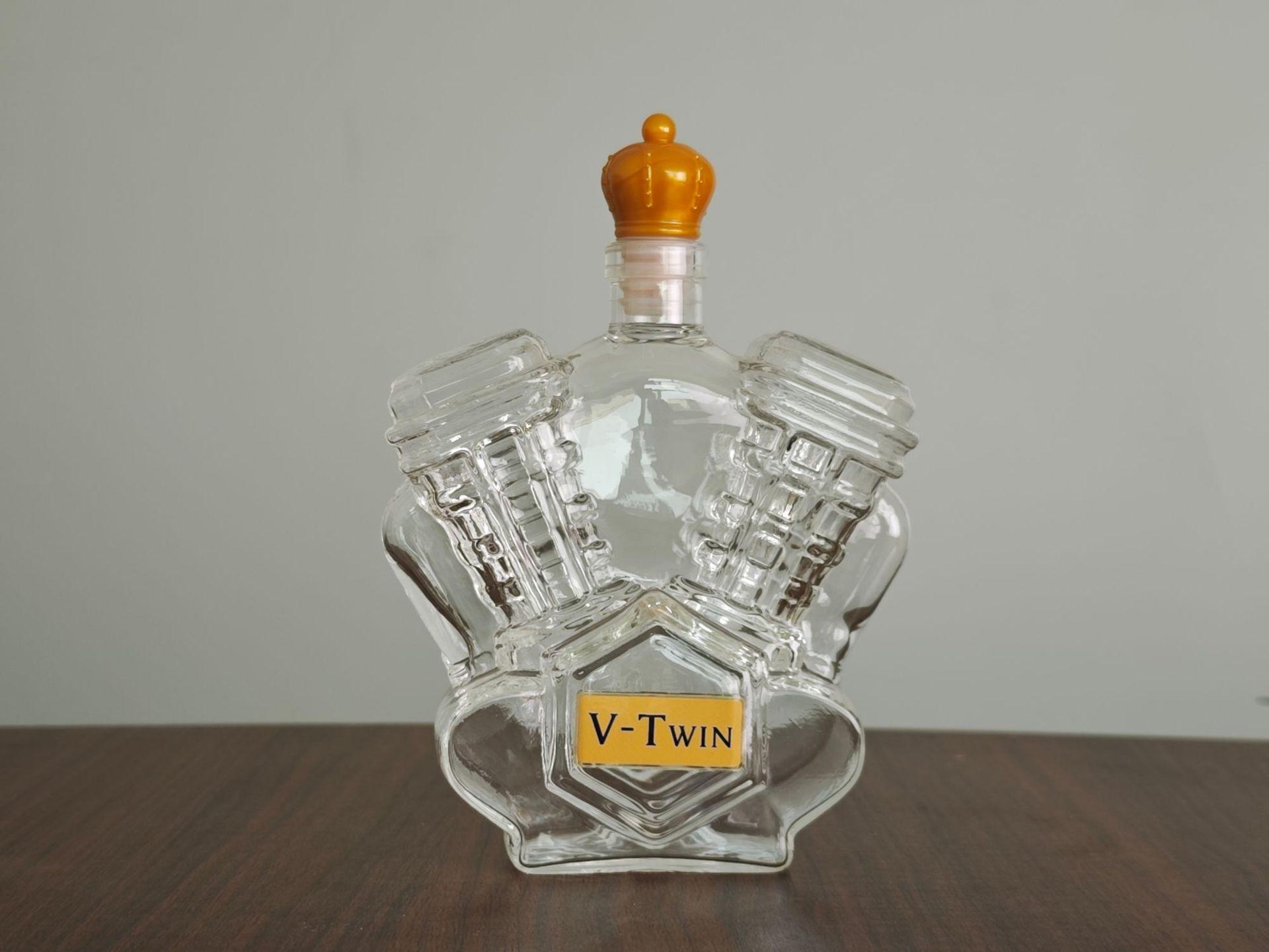 V-Twin Motor Whiskey Karaffe Hohes Borosilikatglas Weinflasche Dekorative Spirituosen Karaffe engine yellow crown brown