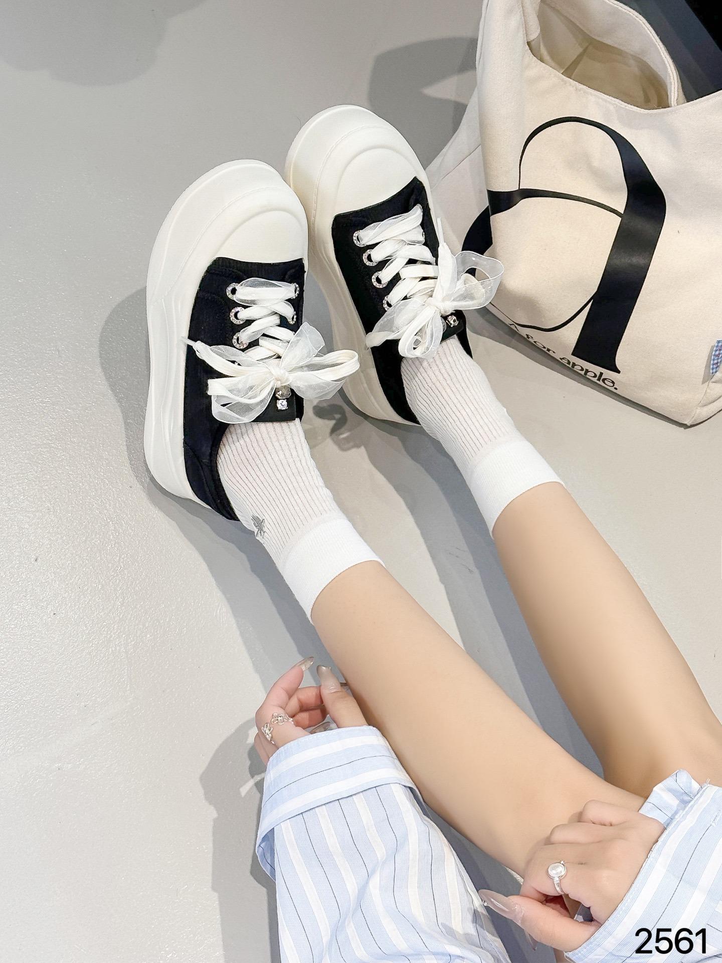 

European Station Mesh Big Head Bread Little White Shoes Women s 2025 Summer New Versatile Thick-soled Breathable Sports and Leisure Shoes 35
