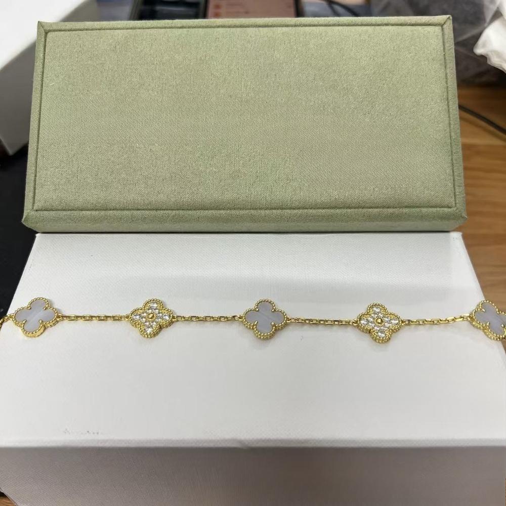 Vierblättriges Klee- und Fünfblüten-Armband mit rotem Achaten - Ein Geschenk für deine Freundin