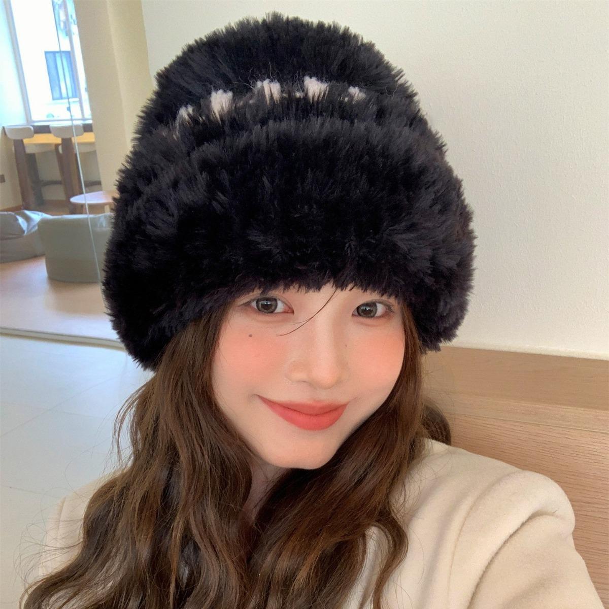 

Новая зимняя белая плюшевая вязаная шапка женская теплая утолщенная защита ушей шерстяная шапка универсальная шапка от холода 52-56cm чёрный