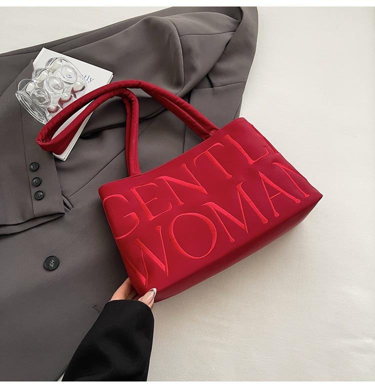 

2025 Spring New Korean Fashion Versatile Premium Textured Alphabet Shoulder Bag Women s Niche Color Bag Commuter Bag червоний