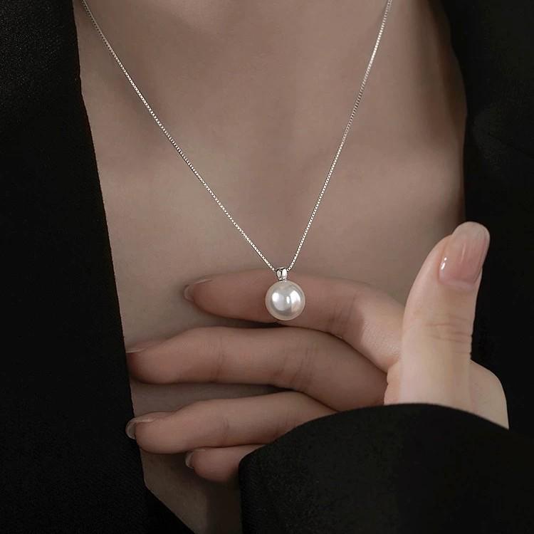Elegant Pearl Pendant Necklace - Stylish, Minimalist Design for Women