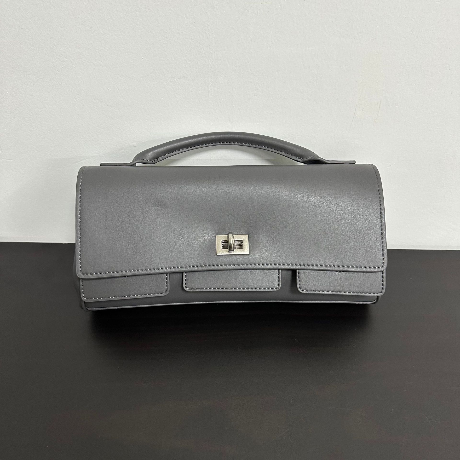 

2025 Новая модная сумка-багет на одно плечо, женская простая горизонтальная сумка, высококачественный и нишевый дизайн 26.9 x 13.9 x 2.3cm+No logo серый/серебряный