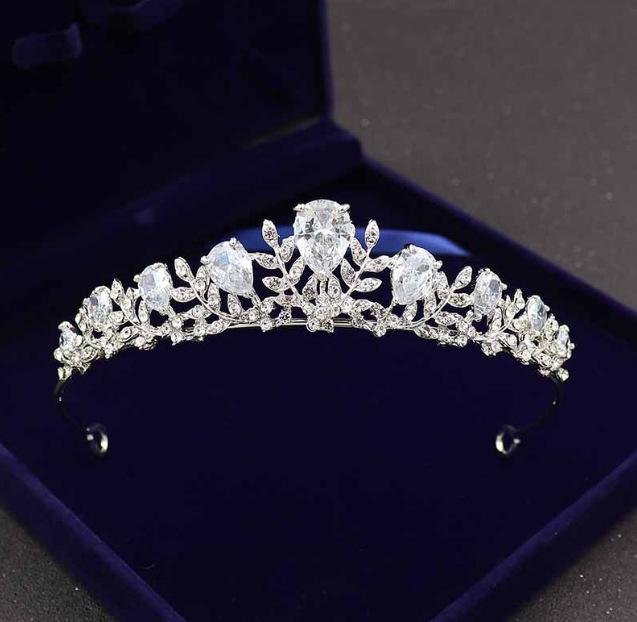 Lüks Zirkon Taç: Gelin, Doğum Günü ve Yetişkin Hediye Tacı – Zarif, Her Şeye Uyum Sağlayan Başlık ve Saç Aksesuarı