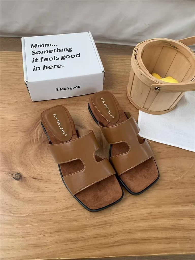 French small sandals platform slippers women's summer wear 2025 new with skirt high-end cool slippers beach sandals