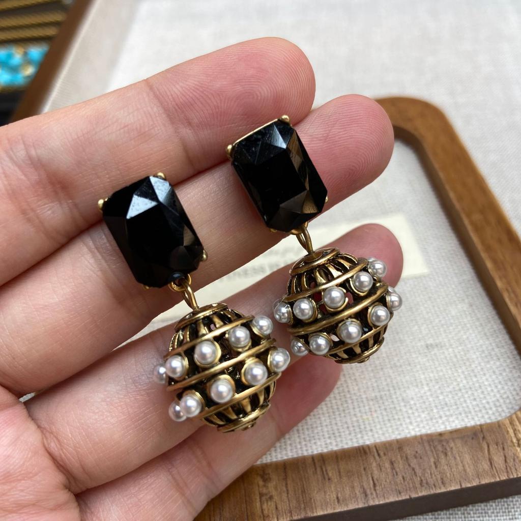 Niche Design Sense Multi-Layer Stacked With Black Crystal Old Long Beaded Necklace Women'S Retro Simple Temperament Sweater Chain