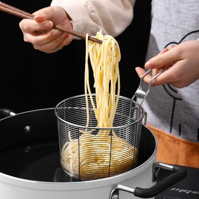 Coador de panela quente de aço inoxidável de vários tamanhos com alça dobrável filtro de macarrão para alimentos batatas fritas cesta de fritura utensílios de cozinha