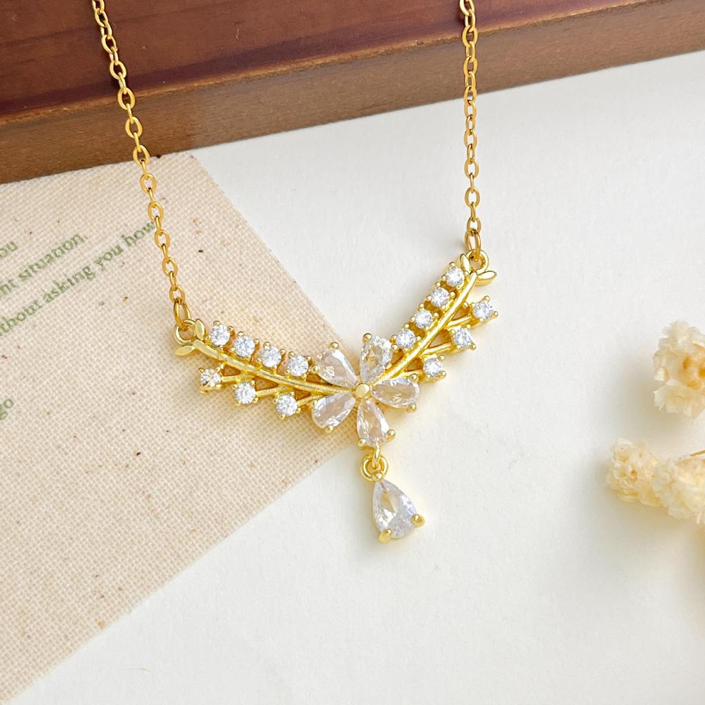New Style Small Flower-shaped Drop Necklace for Women, V-shaped Neck Chain, Exquisite and High-end Accessory
