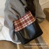 Large Capacity Bag Women's 2025 New Niche Plaid Super Fire Commuter Women's Bag Premium Shoulder Bag Bucket Bag