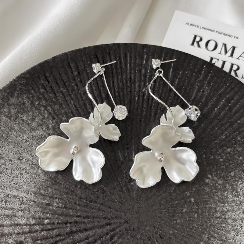 2025 Luxury Flower Shell Pearl Stud Earrings: Elegant Niche Design for Women